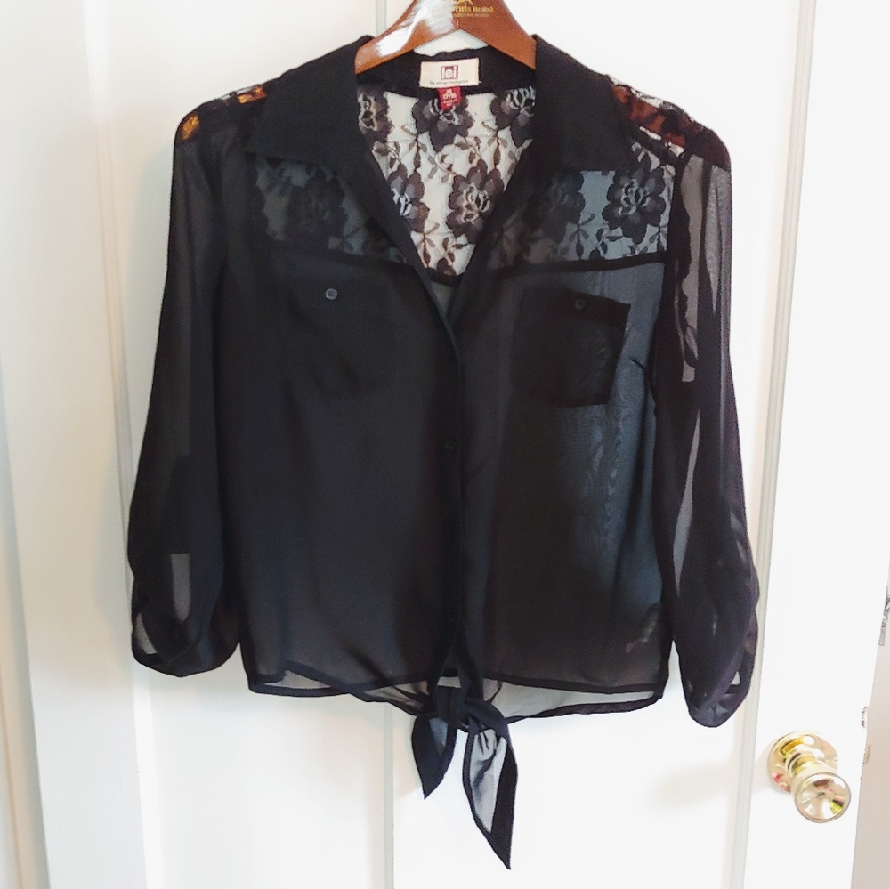 ⚡2 for $15⚡Adorable light black button up top